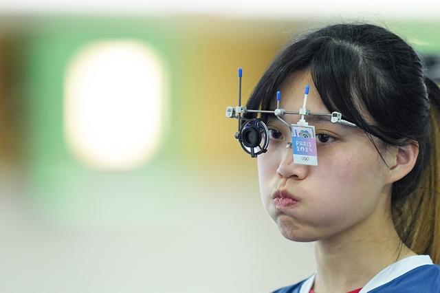 射击女选手操控枪械完成射中