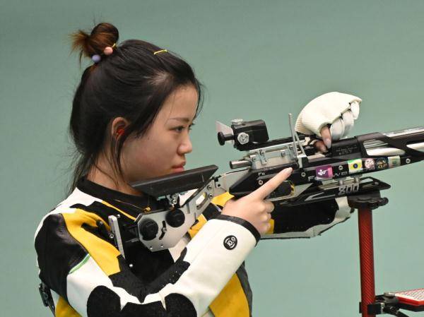 射击女选手操控枪械完成射中