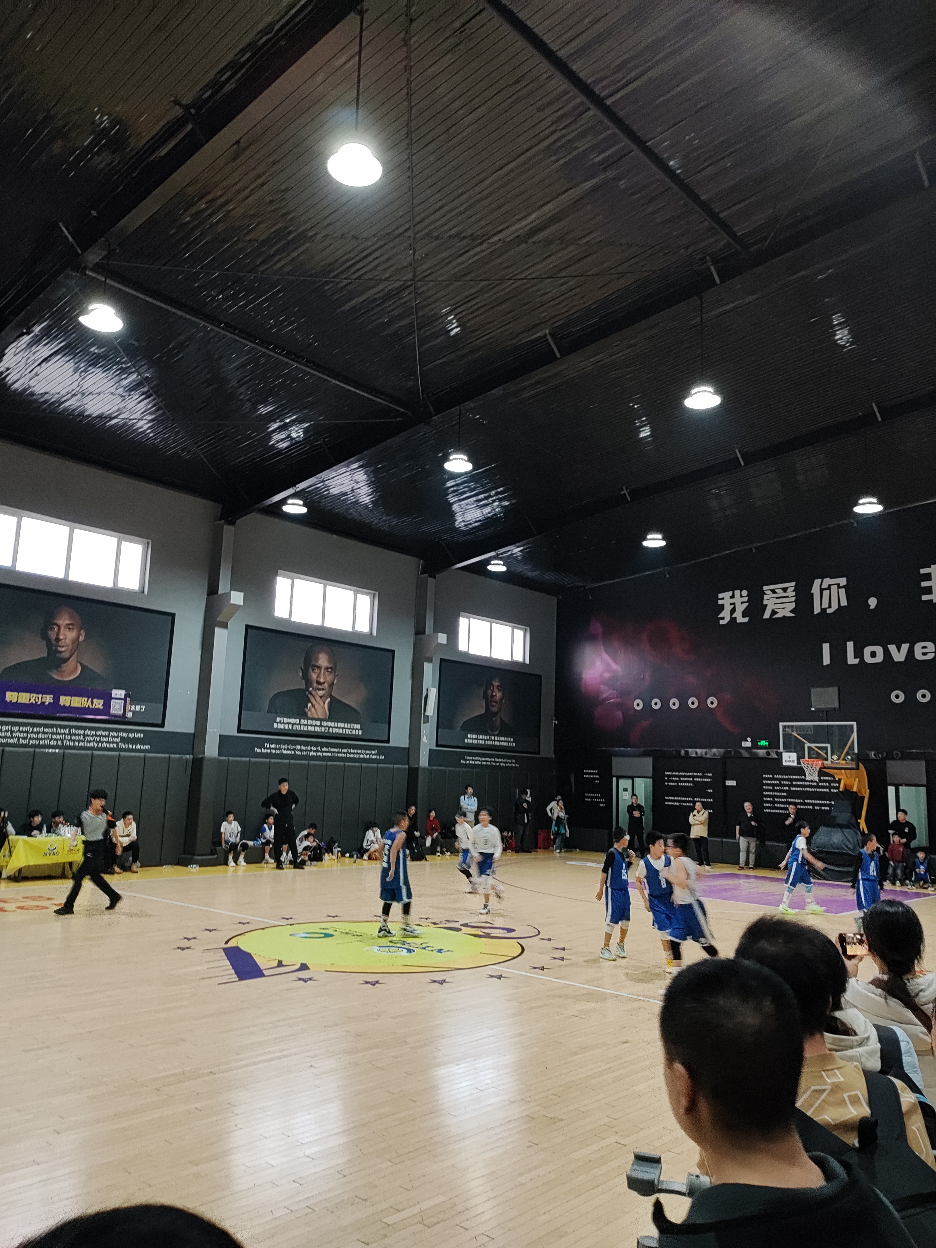 精神抖擞！球场上的比赛场面扣人心弦的简单介绍