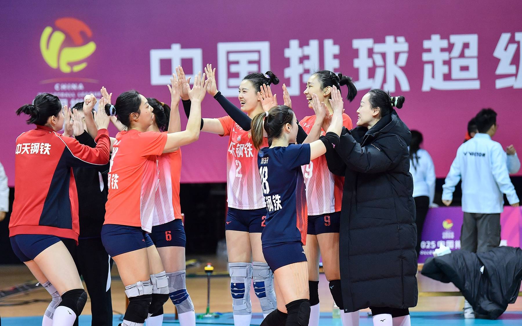 女子排球队闯入半决赛迈向冠军