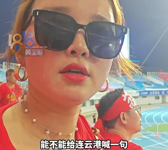 亚洲球场的女子足球热火朝天