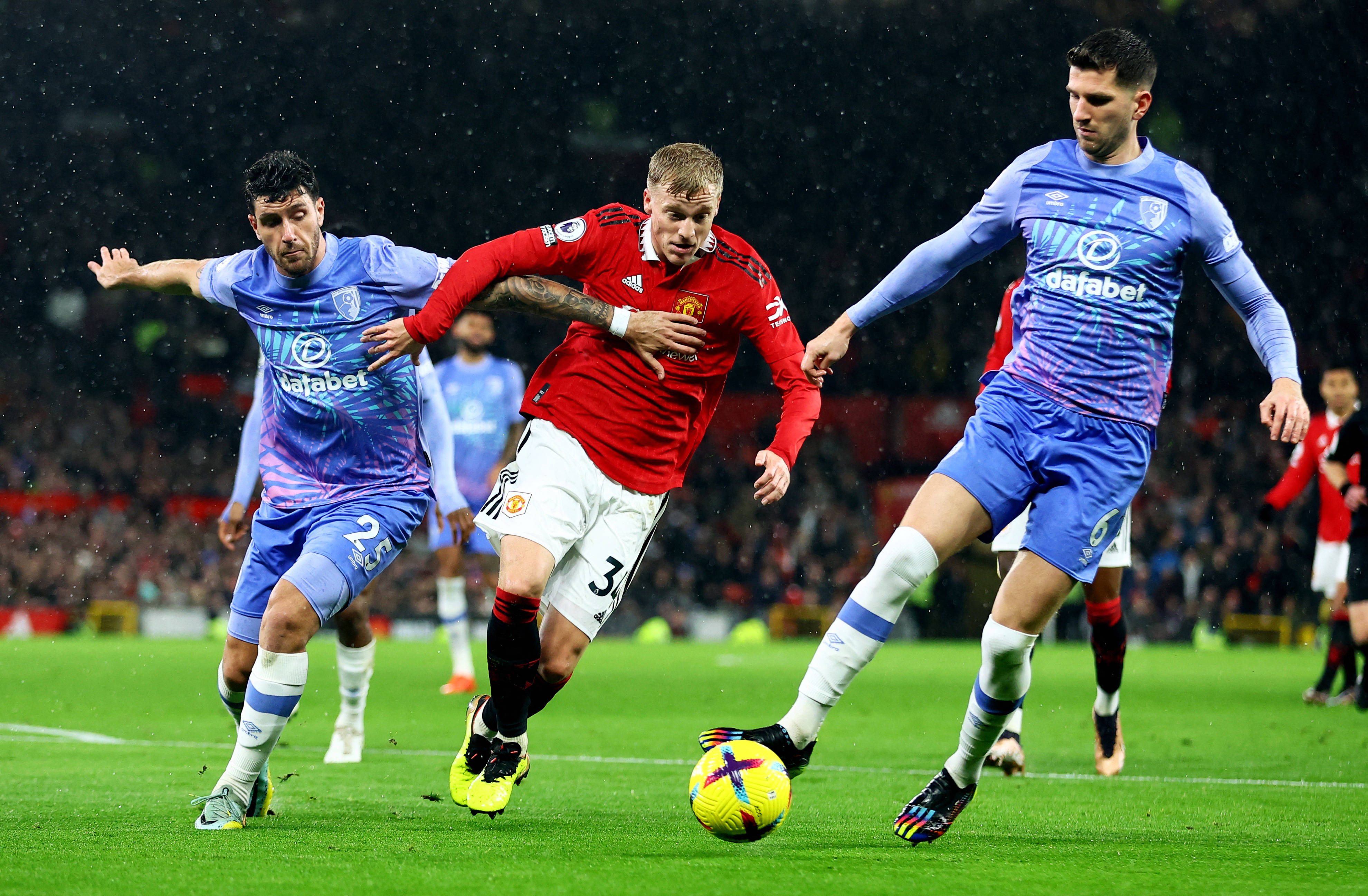 曼城客场逆袭，暂时追平前者在积分榜的领先位置的简单介绍