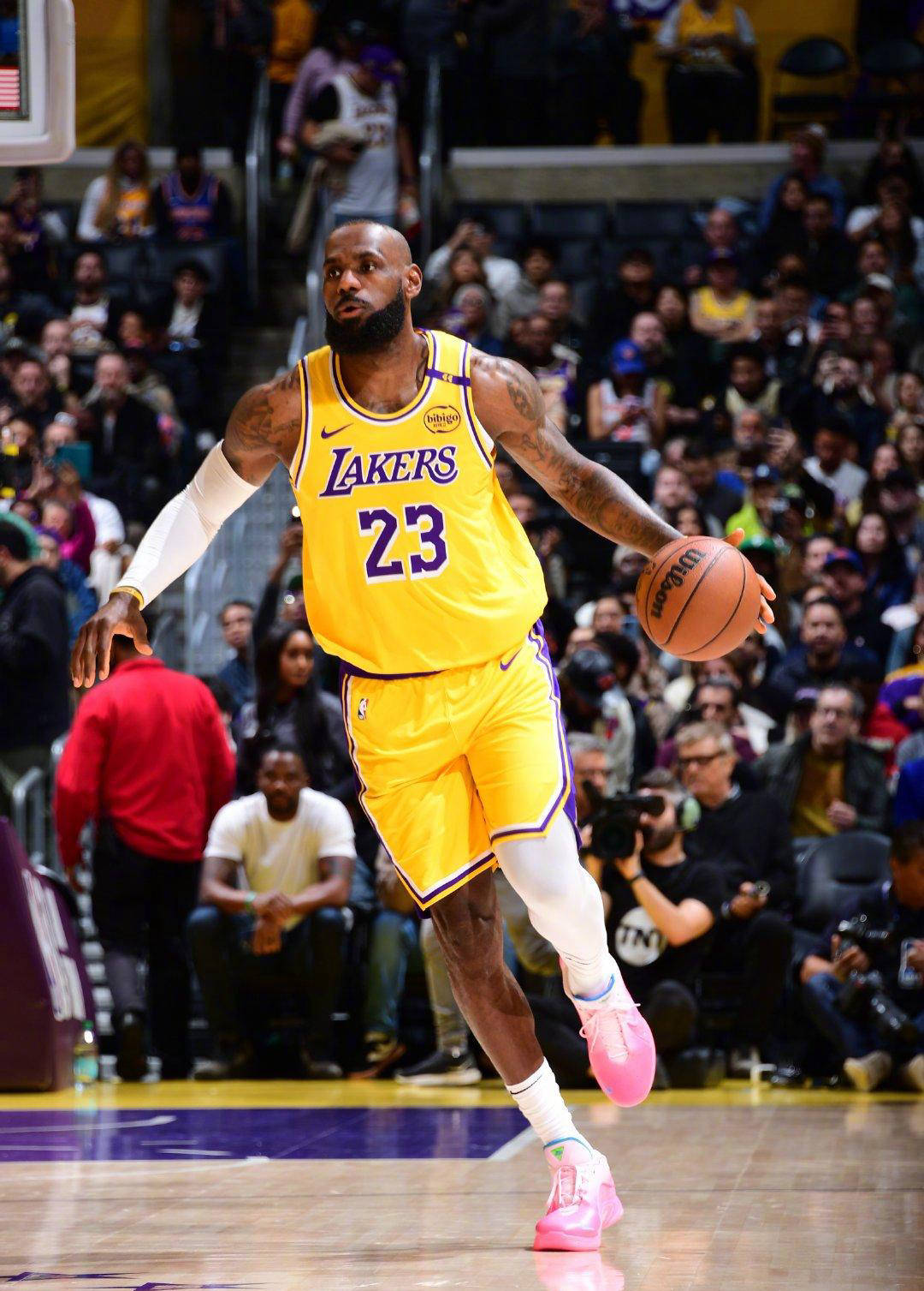 詹姆斯射手状态回暖，湖人主场取得胜利！