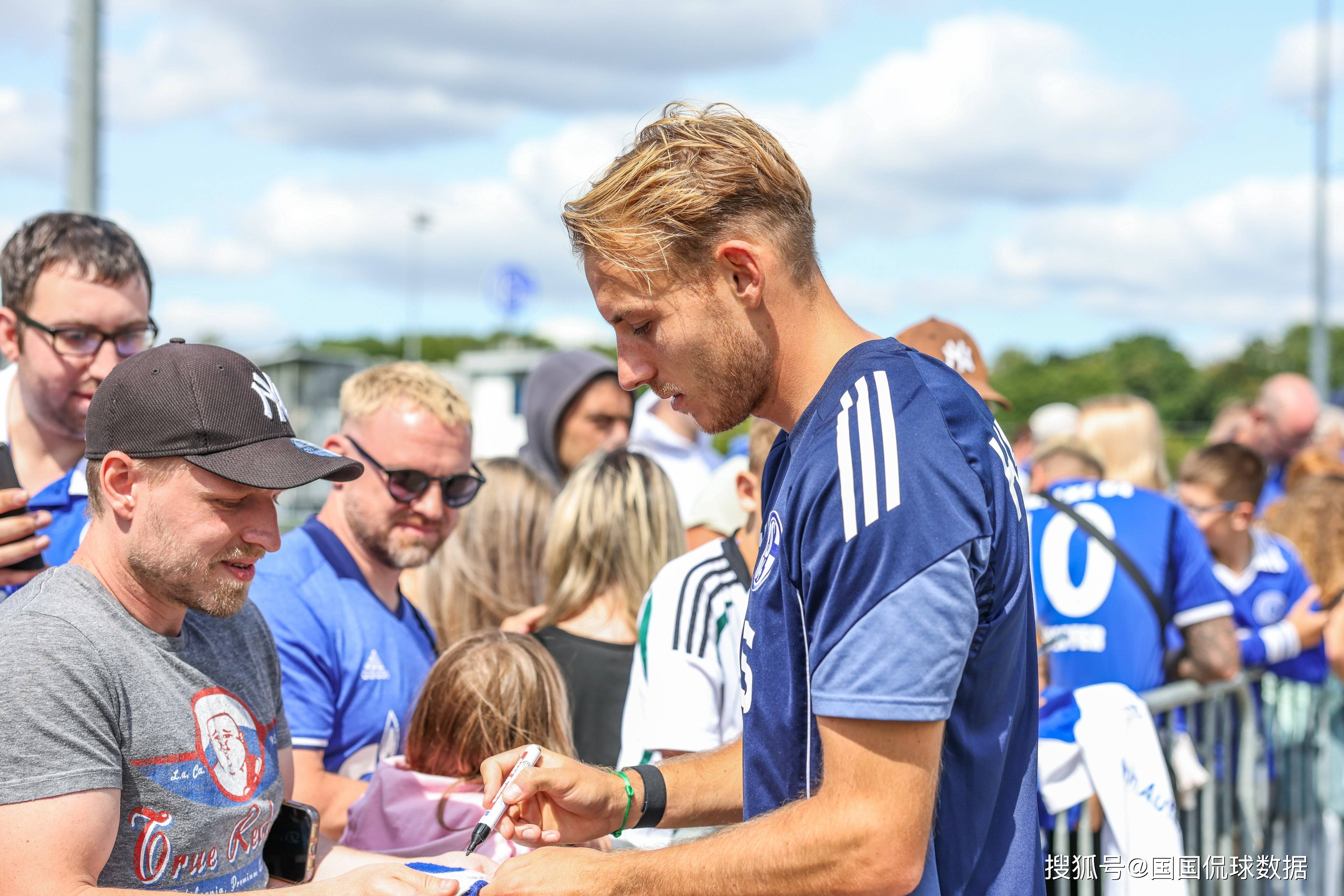 克莱菲尔德传闻有意签下沙尔克中场 克莱菲尔德传闻有意签下沙尔克中场