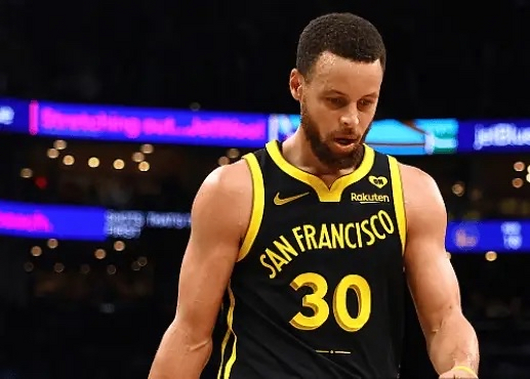 勇士遭遇连败,库里状态低迷 勇士遭遇连败,库里状态低迷