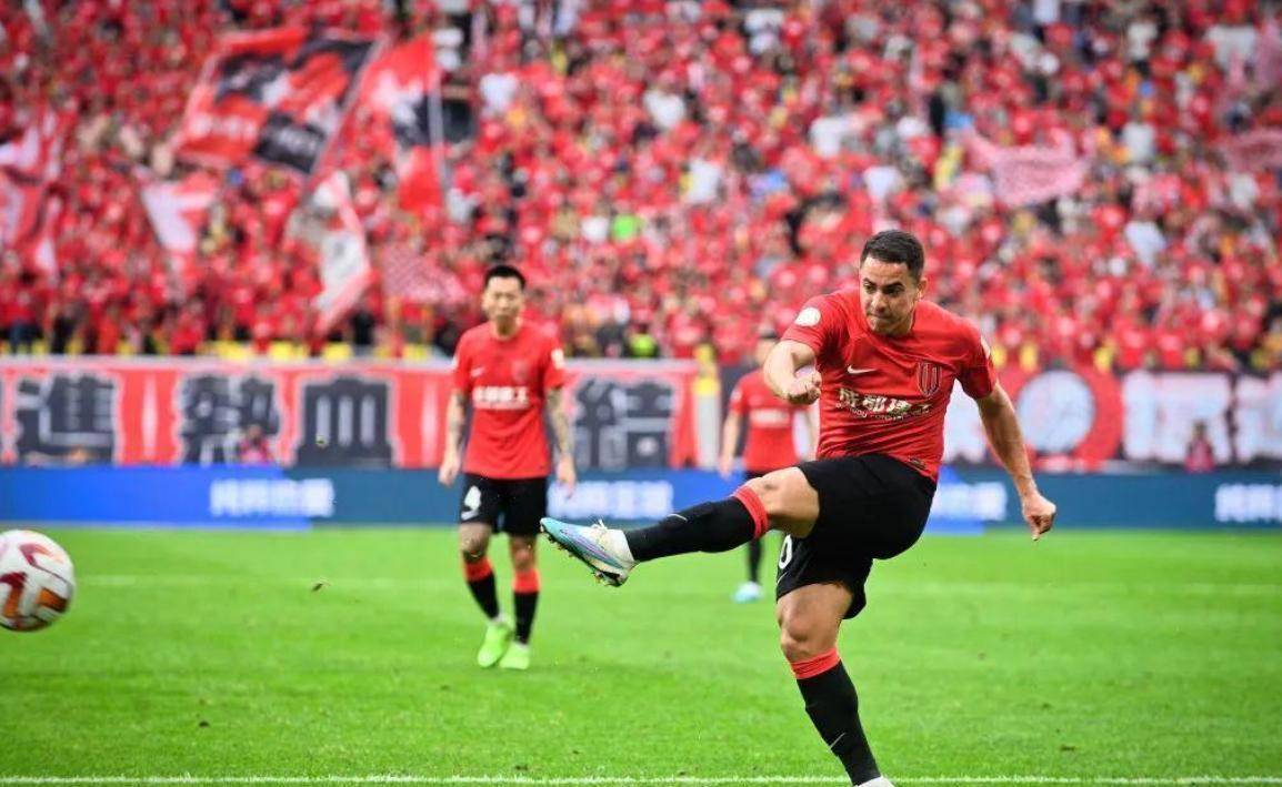 上海申花爆冷客场3-1击败广岛三箭,亚冠出线希望重新点亮。 上海申花爆冷客场3-1击败广岛三箭,亚冠出线希望重新点亮。