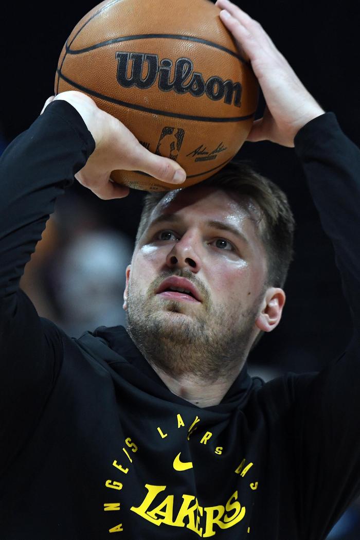 湖人横扫掘金,西部半决赛晋级 湖人横扫掘金,西部半决赛晋级