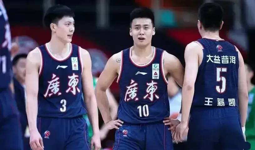 广东宏远主帅杜锋:周鹏为球队作出了巨大贡献。 广东宏远主帅杜锋:周鹏为球队作出了巨大贡献。