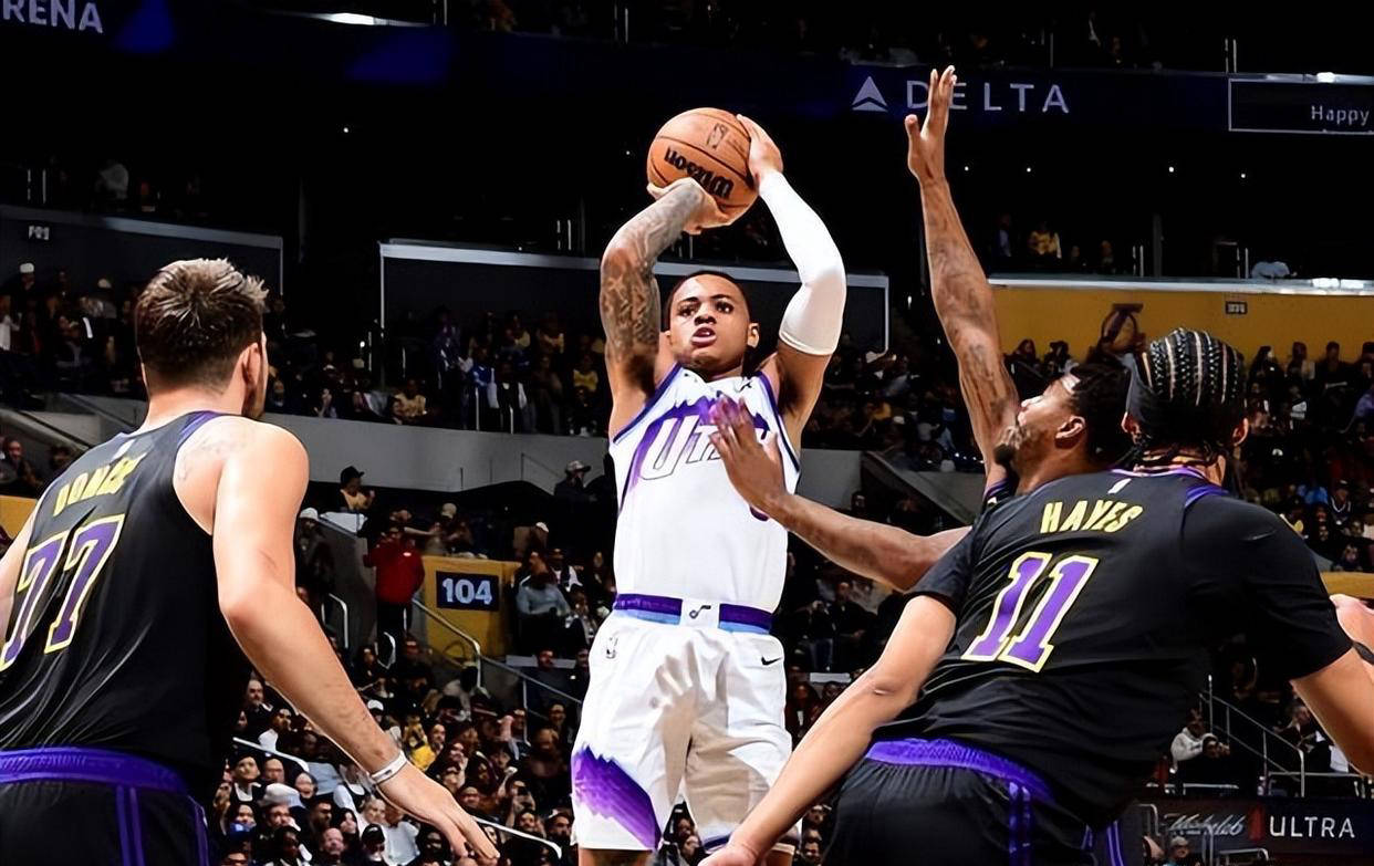 爵士力克湖人，布克状态火热的简单介绍